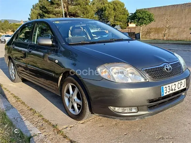 Usado Toyota Corolla Sol 110 CV (80 kW) 2003 Marrón Berlina