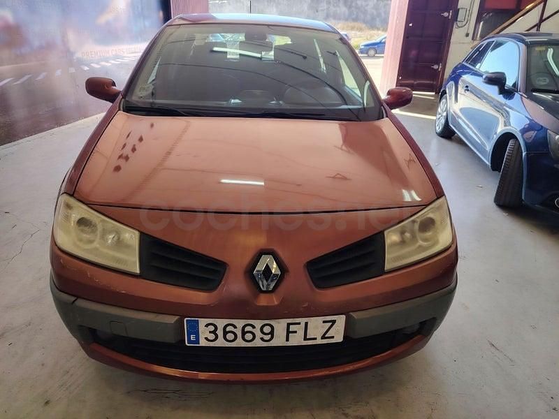 Usado Renault Mégane II Dynamique 105 CV (77 kW) 2007 Rojo Berlina