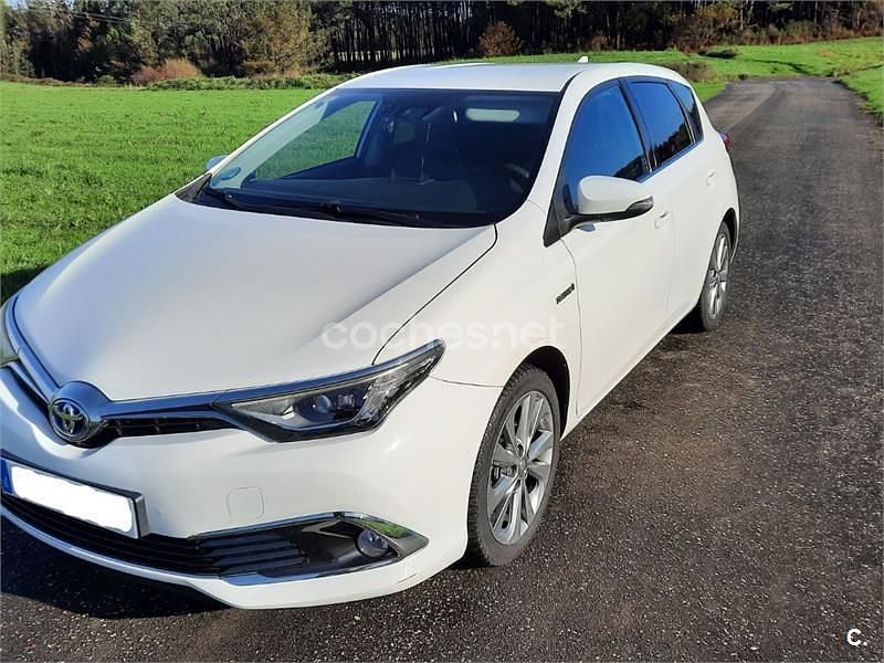 Usado Toyota Auris Hybrid Advance 136 CV (100 kW) 2017 Blanco Berlina