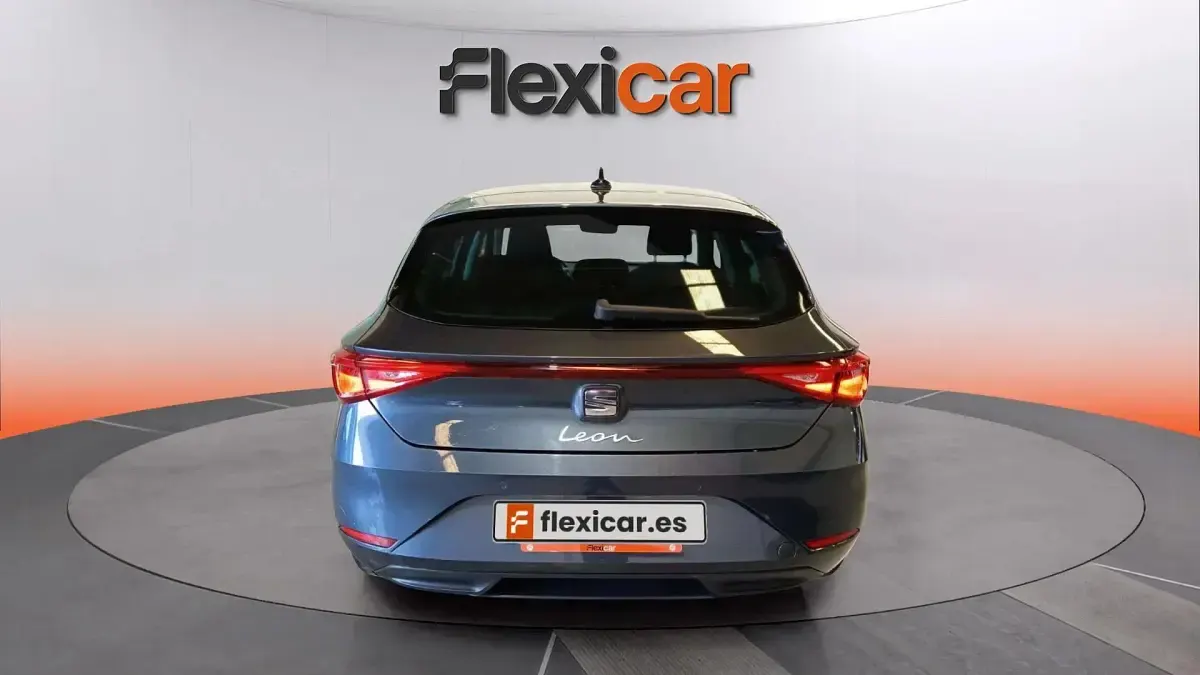 Usado Seat Leon Style 131 CV (96 kW) 2023 Gris Berlina