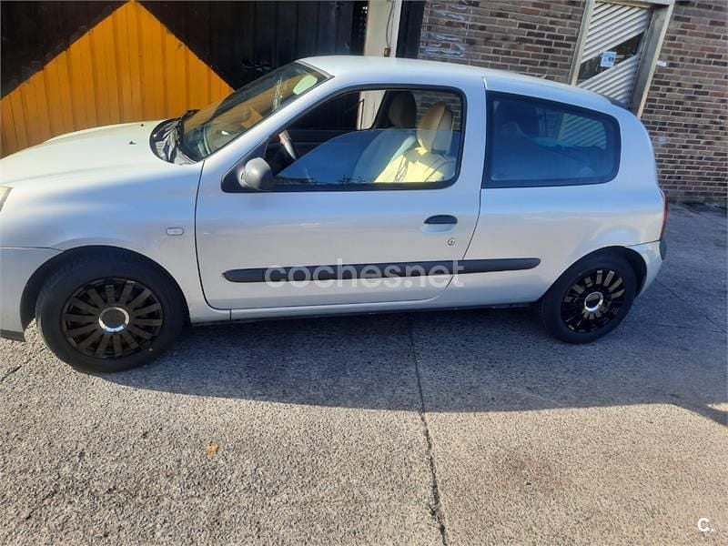 Usado Renault Clio II Authentique 60 CV (44 kW) 2004 Gris / plata Berlina