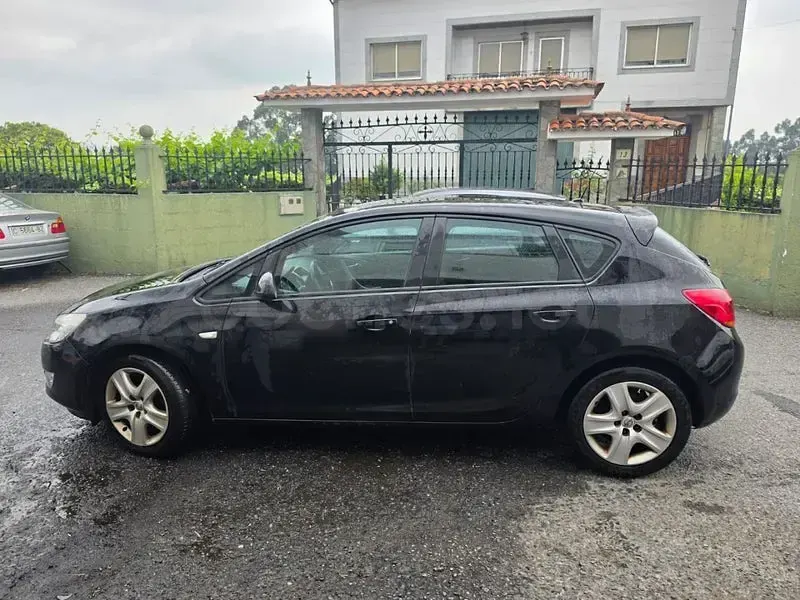 Usado Opel Astra Excellence 110 CV (80 kW) 2012 Negro Berlina