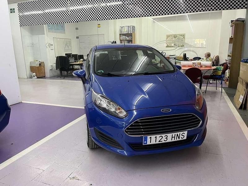 Usado Ford Fiesta Trend 82 CV (60 kW) 2013 Azul Utilitario