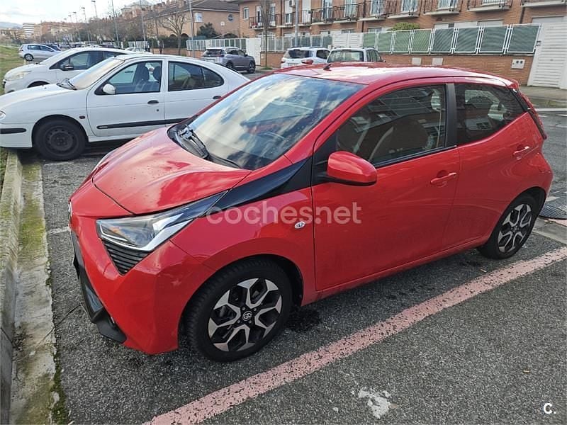 Usado Toyota Aygo X-play 69 CV (50 kW) 2018 Rojo Utilitario