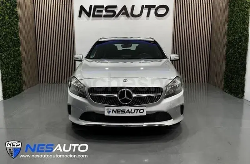 Usado Mercedes A180 Urban 109 CV (80 kW) 2016 Gris / plata Berlina