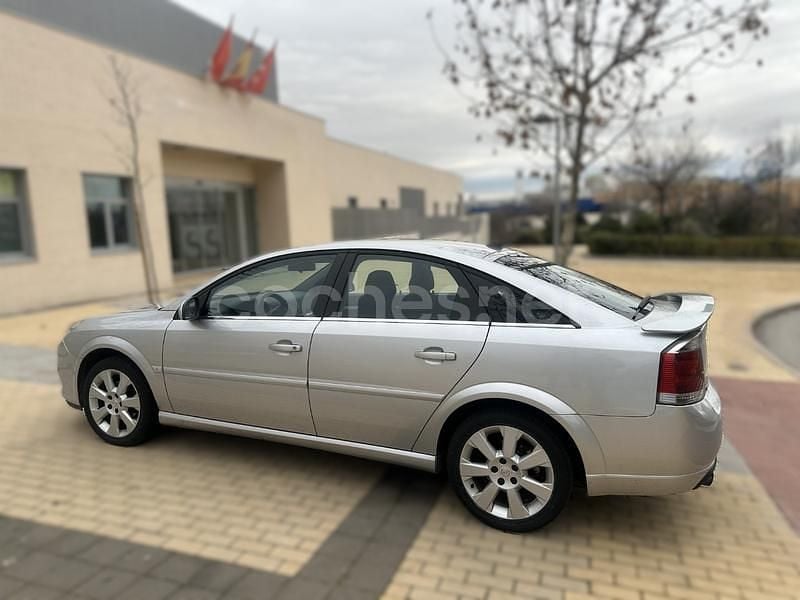 Gris / plata Usado 2006 Opel Vectra Cosmo Berlina | 3990 € (Precio justo) - Imagen 1/4