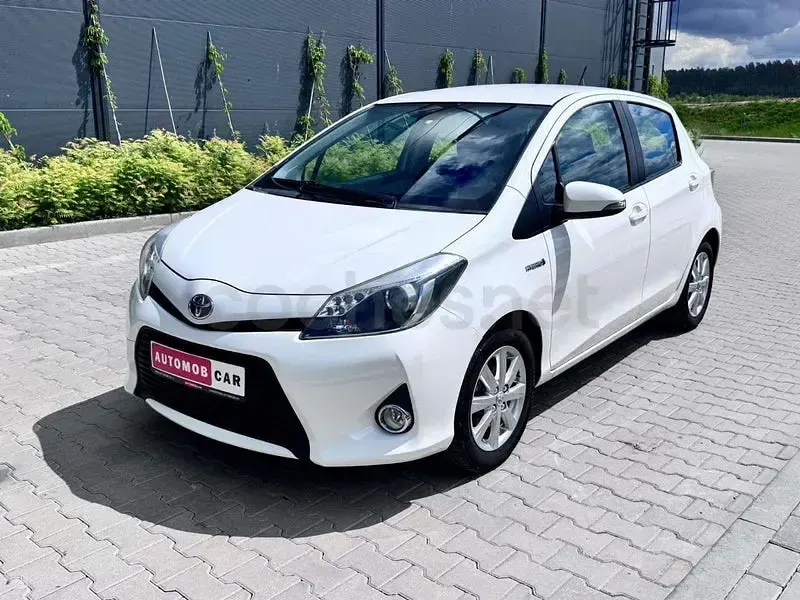Usado Toyota Yaris Hybrid Active 100 CV (73 kW) 2013 Blanco Berlina