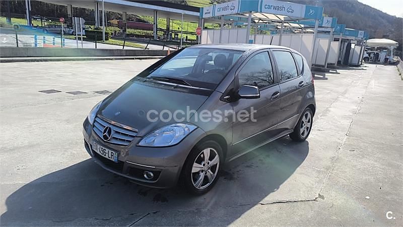 Usado Mercedes A180 Exclusive 109 CV (80 kW) 2010 Gris / plata Monovolumen