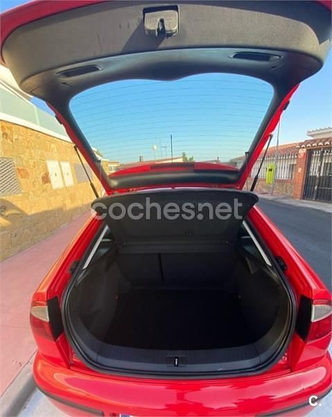 Usado Seat Leon Stella 105 CV (77 kW) 2003 Rojo Utilitario