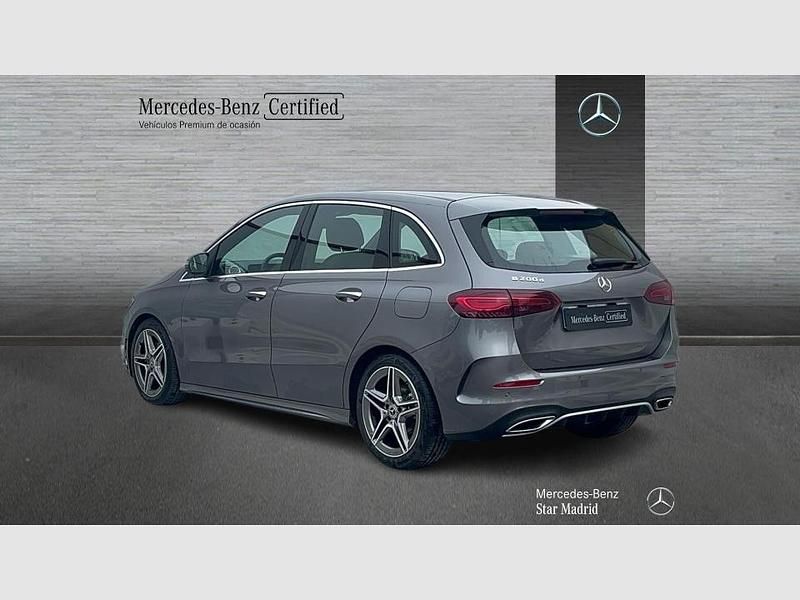 Usado Mercedes B200 AMG line 150 CV (110 kW) 2025 Gris montaña magno (manufaktur) Monovolumen