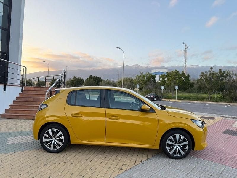 Usado Peugeot 208 Allure 100 CV (73 kW) 2020 Amarillo Utilitario