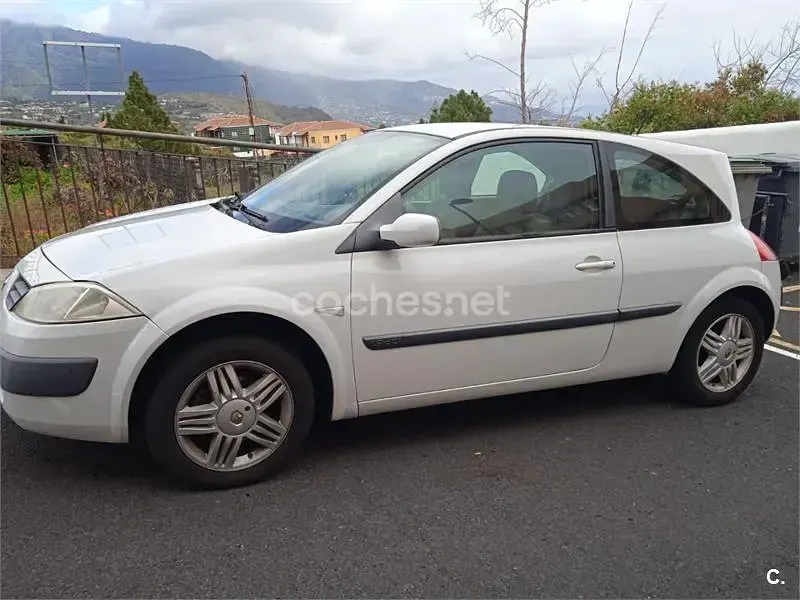 Usado Renault Mégane Dynamique 130 CV (95 kW) 2006 Blanco Berlina