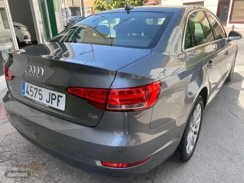 Usado Audi A4 Advanced 150 CV (110 kW) 2016 Gris / plata Berlina