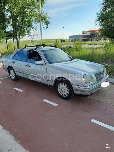 Usado Mercedes E220 Classic 125 CV (91 kW) 1999 Gris / plata Familiar