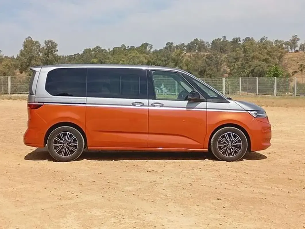 Usado VW Multivan Life 150 CV (110 kW) 2024 Gris Monovolumen