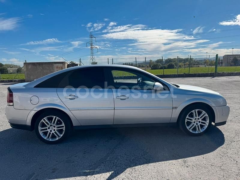 Gris / plata Usado 2005 Opel Vectra Design Edition Berlina | 2650 € - Imagen 1/4
