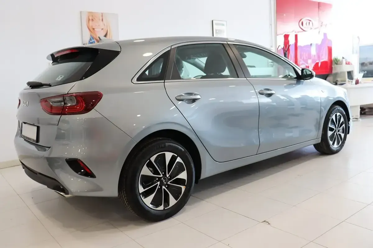 Usado Kia Ceed 100 CV (73 kW) 2025 Lunar silver Utilitario