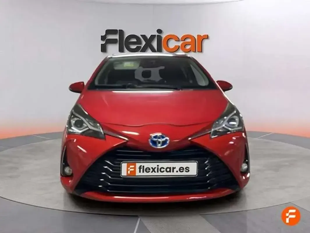 Usado Toyota Yaris Hybrid Active 99 CV (72 kW) 2018 Rojo Utilitario