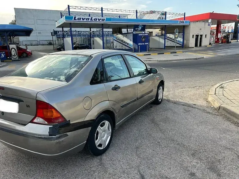 Usado Ford Focus Ambiente 100 CV (73 kW) 2004 Gris / plata Berlina