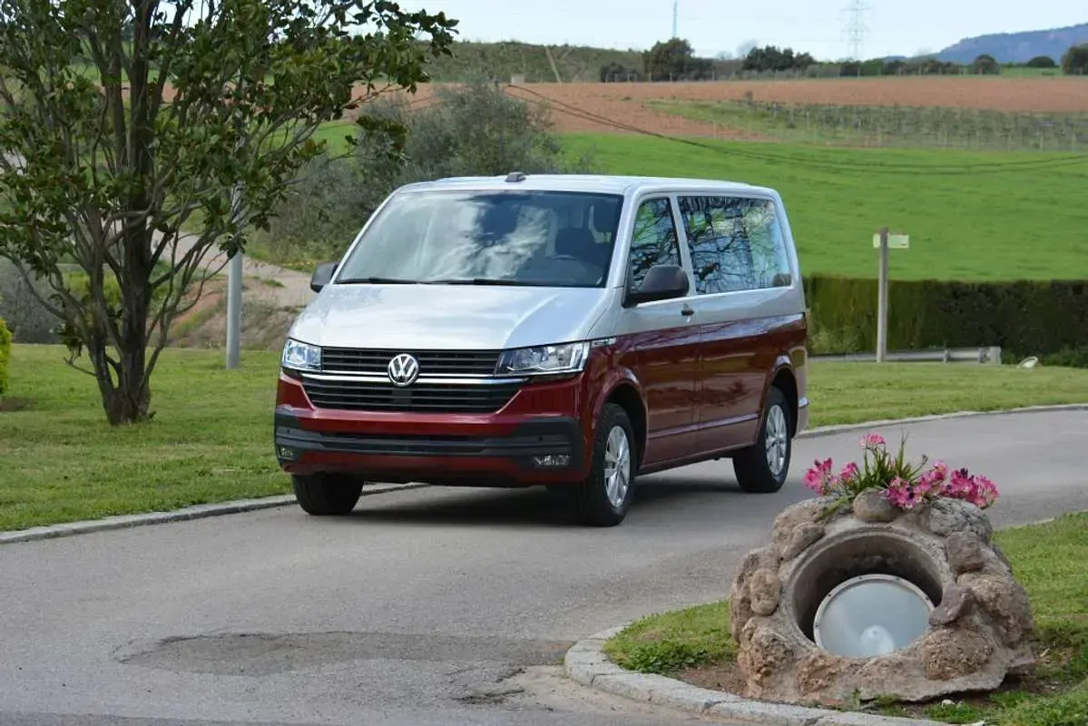 Usado VW Multivan 150 CV (110 kW) 2022 Rojo Monovolumen