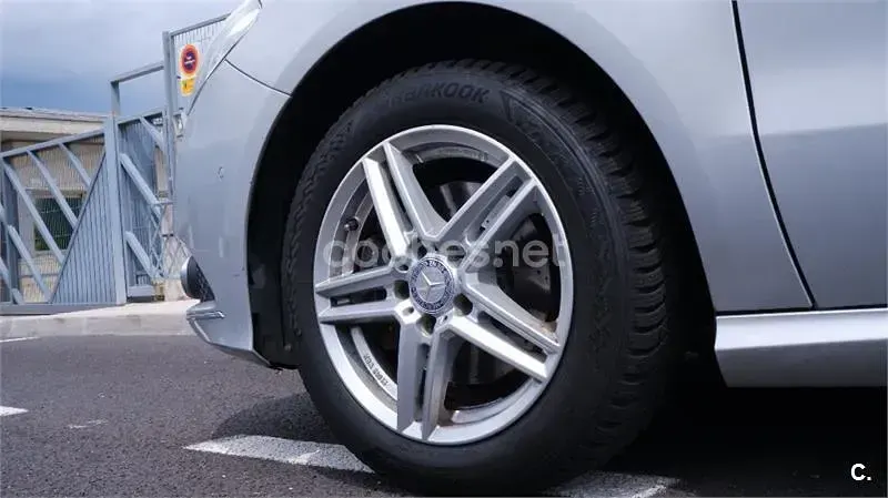 Usado Mercedes B180 122 CV (89 kW) 2013 Gris / plata Monovolumen
