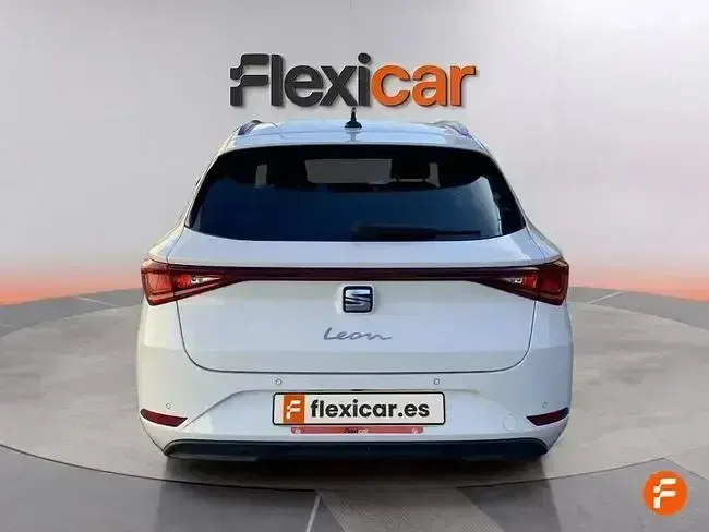 Usado Seat Leon Style 115 CV (84 kW) 2021 Blanco Familiar