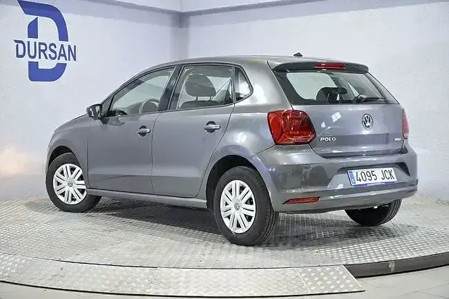 Usado VW Polo Edition 60 CV (44 kW) 2015 Gris / plata Berlina