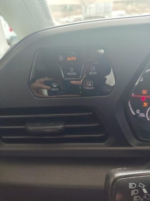 Usado VW Caddy Maxi Comfortline 102 CV (75 kW) 2023 Blanco Monovolumen