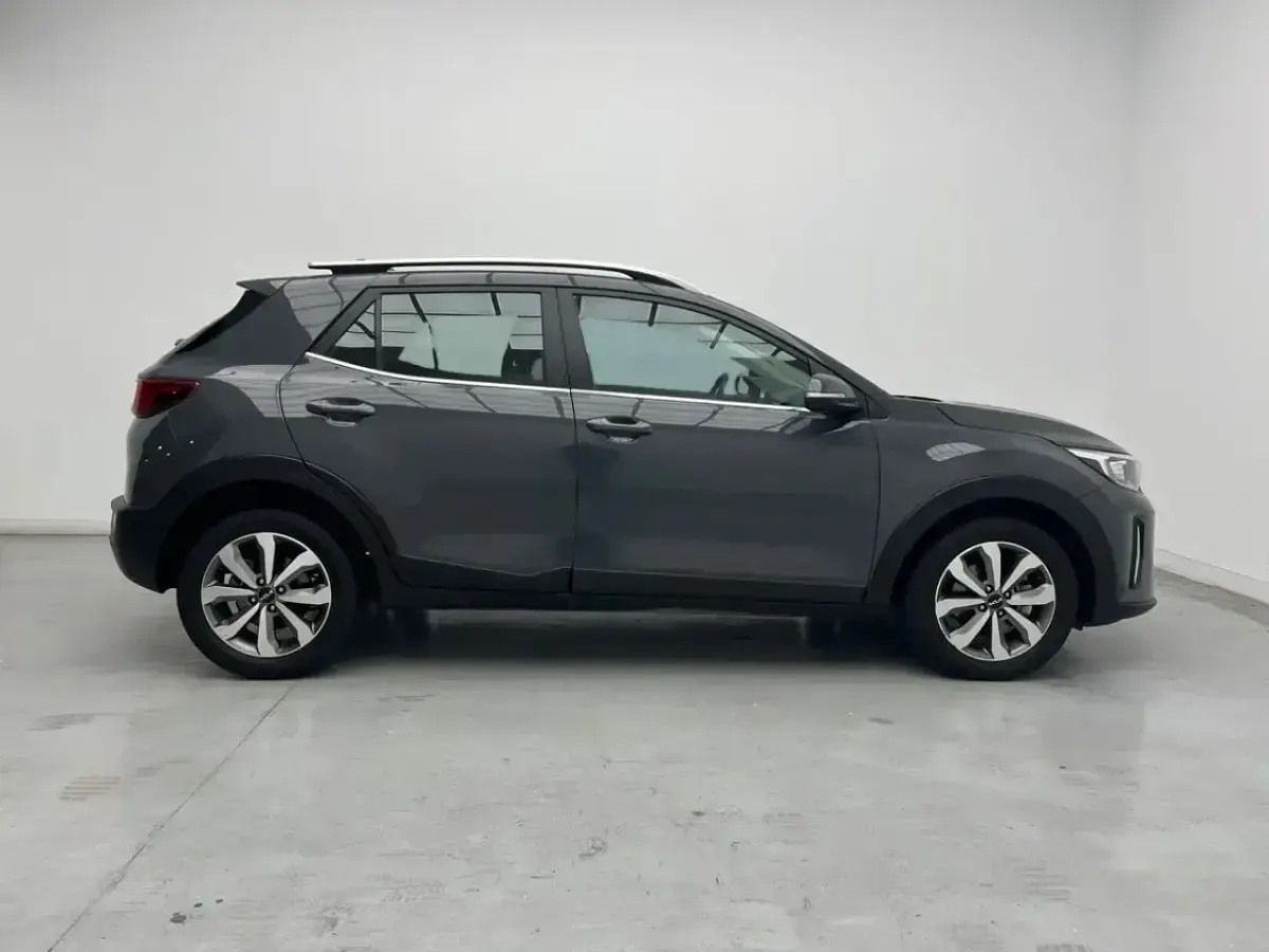 Usado Kia Stonic 84 CV (61 kW) 2022 Gris SUV