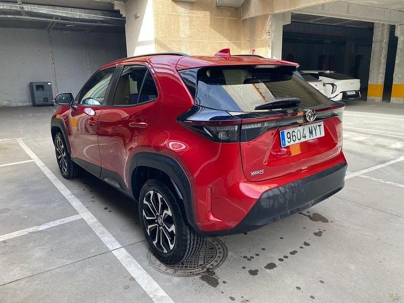 Usado Toyota Yaris Hybrid Active 116 CV (85 kW) 2025 Rojo