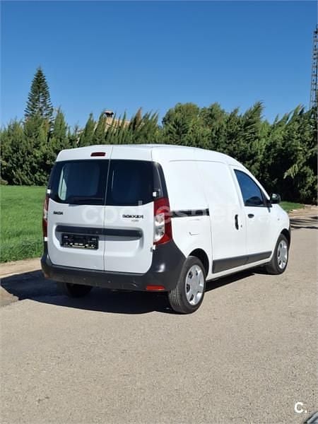 Usado Dacia Dokker Base 102 CV (75 kW) 2019 Blanco Monovolumen