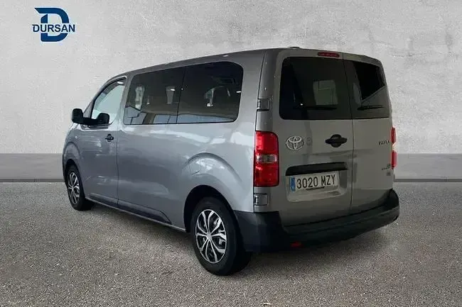 Usado Toyota Proace 100 kW (136 CV) 2025 Gris Monovolumen