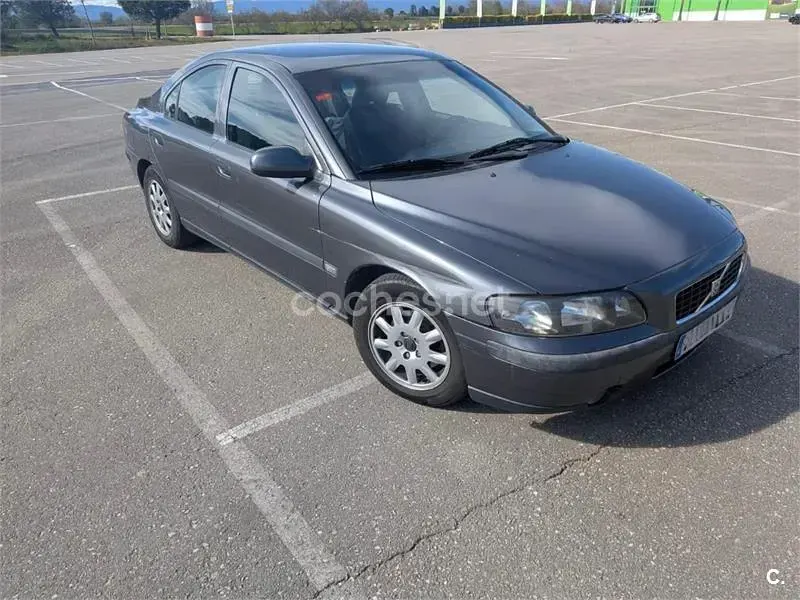 Usado Volvo S60 130 CV (95 kW) 2002 Gris / plata Berlina