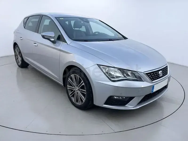 Usado Seat Leon XCELLENCE 130 CV (95 kW) 2020 Gris / plata Berlina