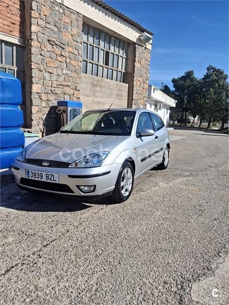 Usado Ford Focus Trend 100 CV (73 kW) 2002 Gris / plata Berlina