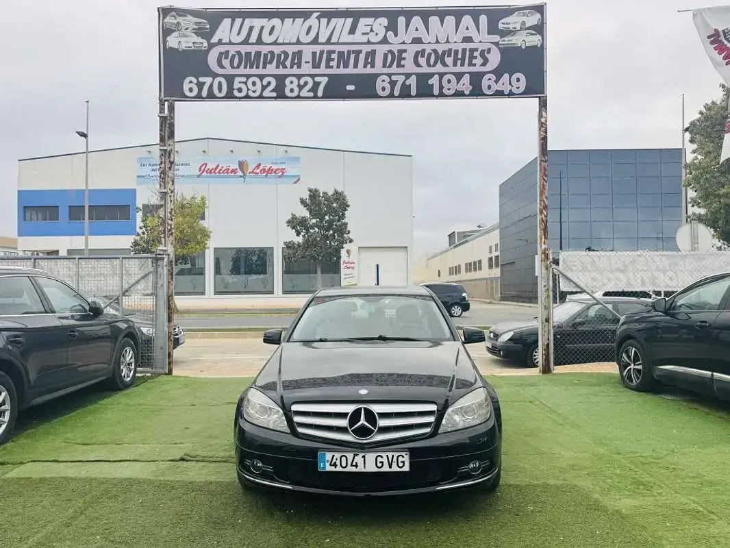 Usado Mercedes C200 Avantgarde 136 CV (100 kW) 2010 Negro Berlina