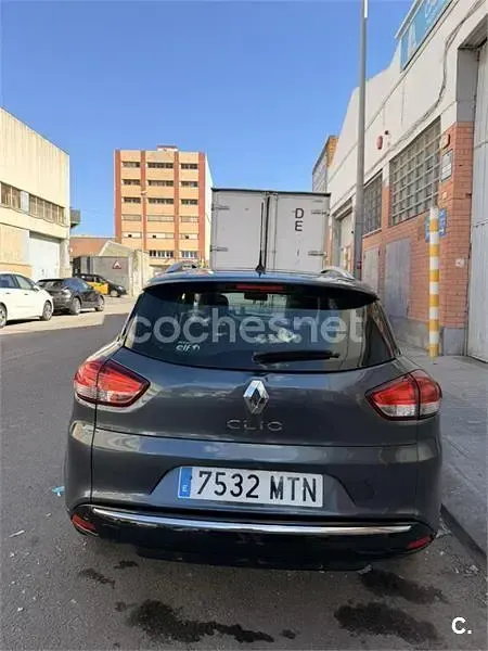 Usado Renault Clio Zen 120 CV (88 kW) 2018 Gris / plata Familiar