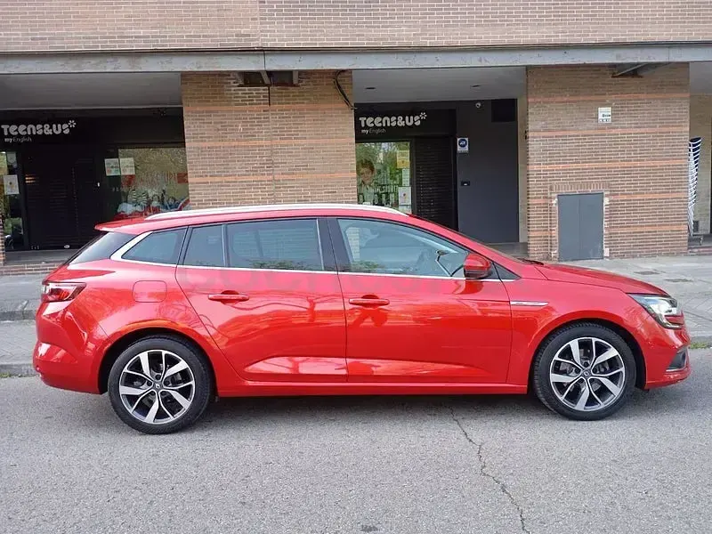 Usado Renault Mégane GrandTour Bose Edition 130 CV (95 kW) 2017 Rojo Familiar
