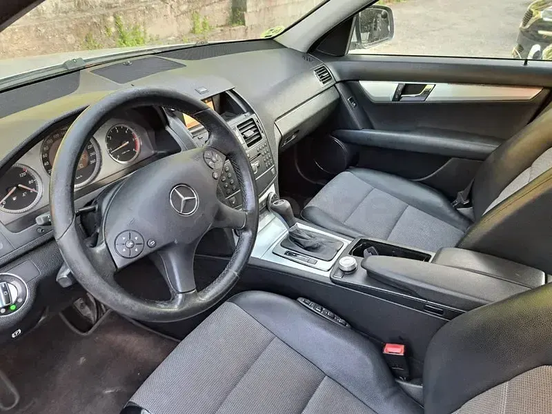 Usado Mercedes C200 Elegance 136 CV (100 kW) 2008 Gris / plata Berlina