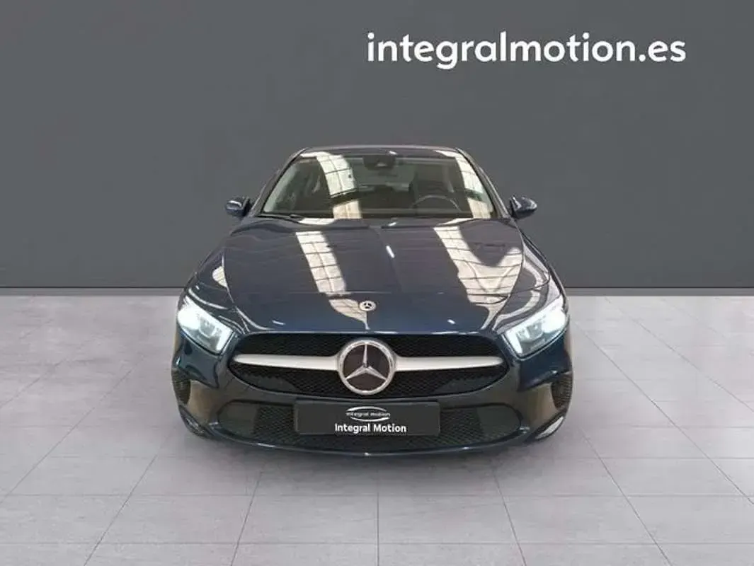 Usado Mercedes A180 109 CV (80 kW) 2021 Azul Utilitario