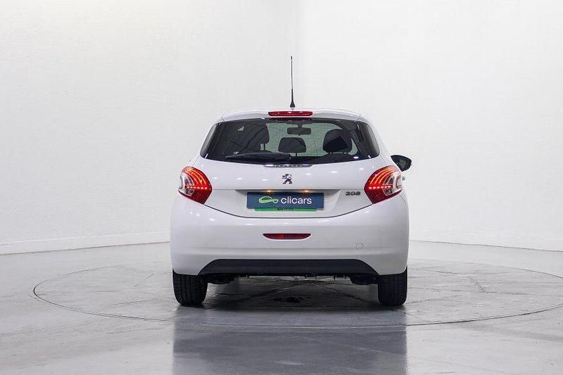 Usado Peugeot 208 Style 82 CV (60 kW) 2014 Blanco Utilitario