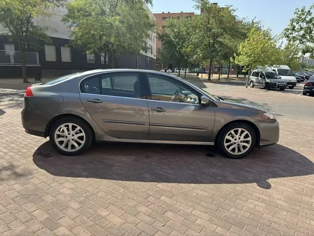 Usado Renault Laguna III Expression 150 CV (110 kW) 2009 Marrón Berlina