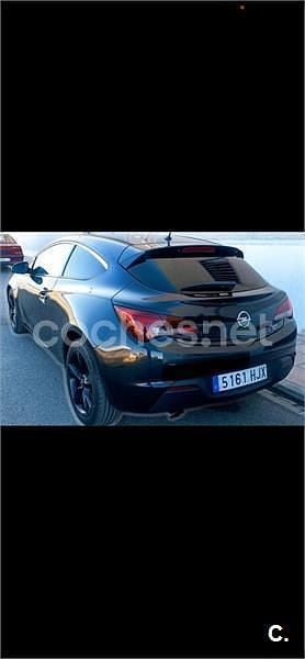 Usado Opel Astra GTC Sportive 165 CV (121 kW) 2012 Negro Berlina