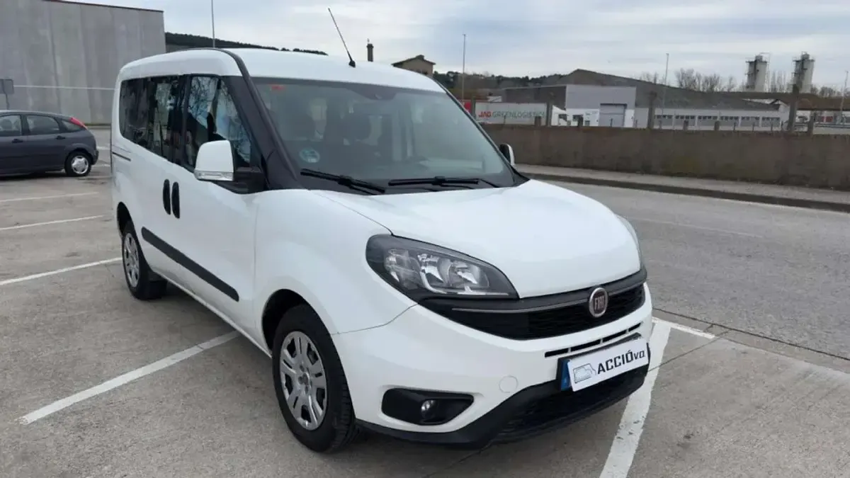 Usado Fiat Doblò 95 CV (69 kW) 2021 Blanco Monovolumen