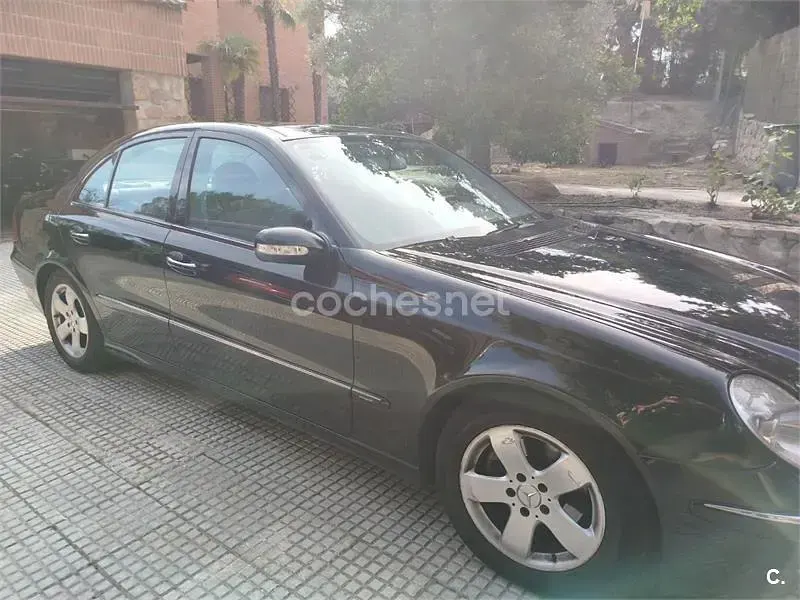 Usado Mercedes E320 Avantgarde 204 CV (150 kW) 2004 Negro Berlina