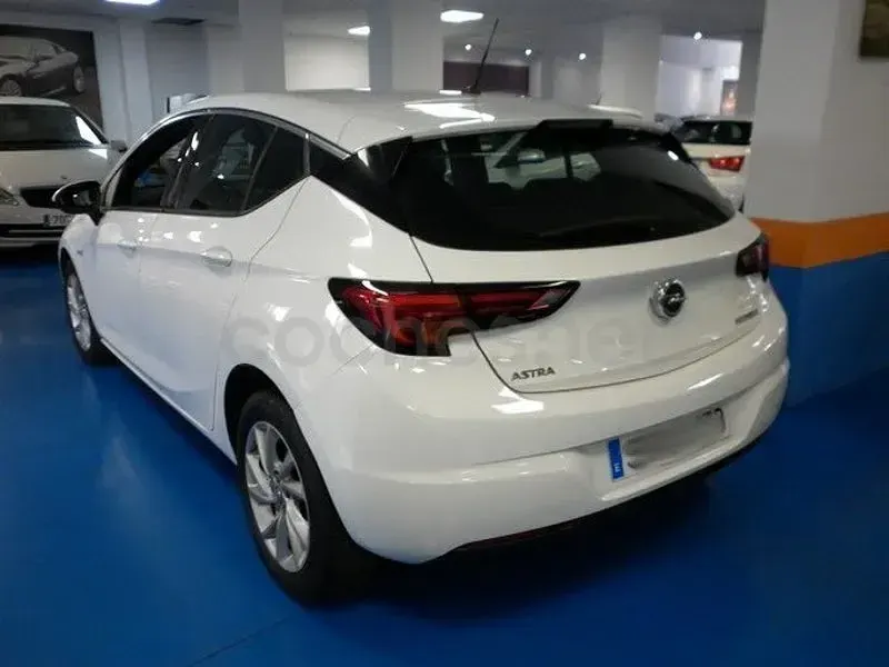 Usado Opel Astra Dynamic 110 CV (80 kW) 2019 Blanco Berlina