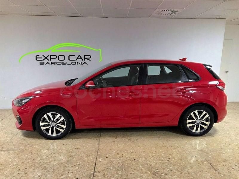 Usado Hyundai i30 120 CV (88 kW) 2019 Rojo Berlina