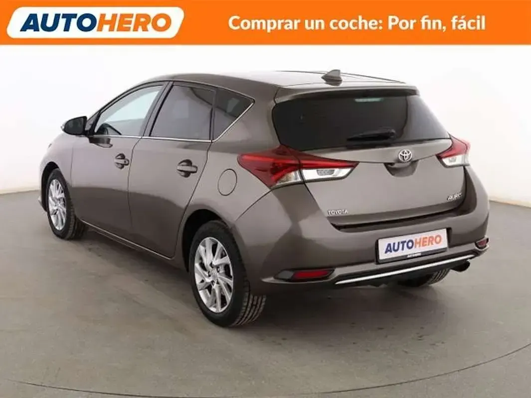 Usado Toyota Auris Active 116 CV (85 kW) 2016 Gris Berlina