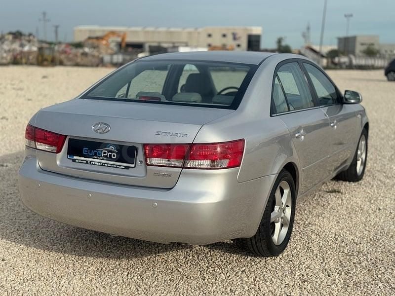 Usado Hyundai Sonata Comfort 140 CV (102 kW) 2007 Gris / plata Berlina