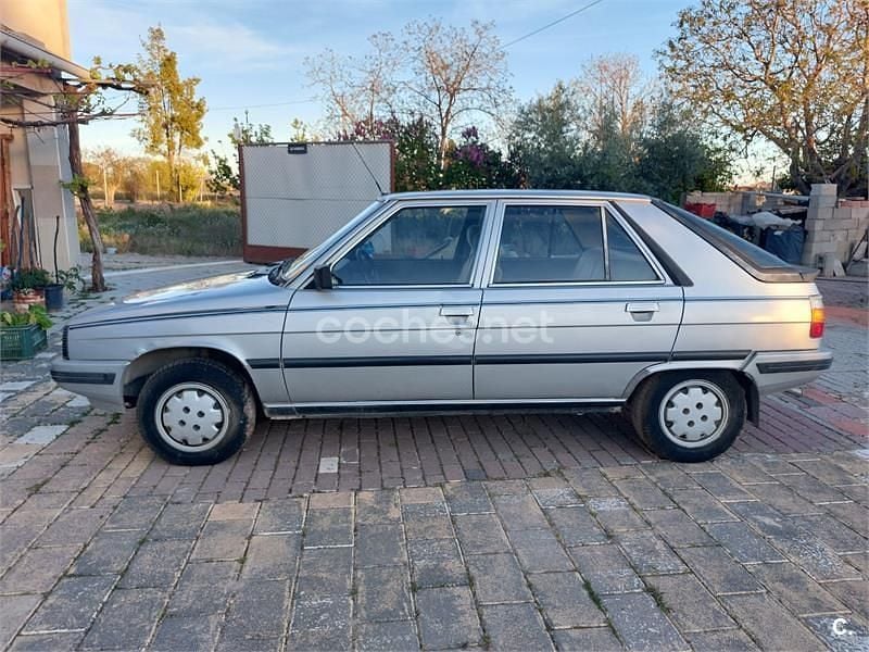 Begagnad Renault R11 60 HK (44 kW) 1987 Grå Halvkombi